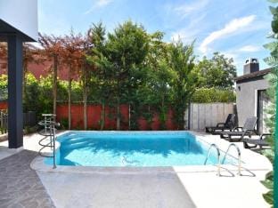 Bright studio apartment with pool view Hotel in Fažana