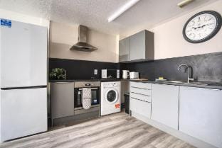 City Centre 2min | Self Check-In | Smart TV | WiFi Hotel in Sheffield