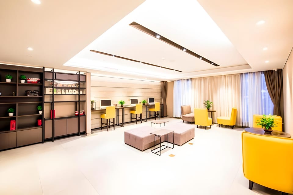 Home Inn Plus Beijing Chaoyangmen Metro Station Hotel in Beijing