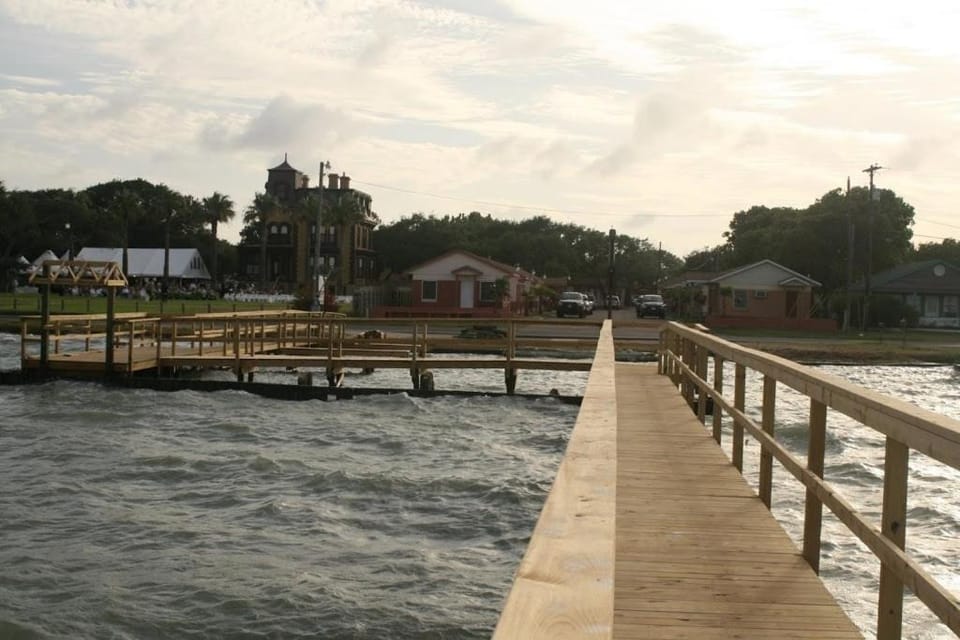 Bayfront Cottages Motel in Rockport
