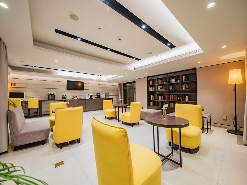 Home Inn Plus Chengdu East Railway Station Chengyu Interchange Metro Station Hotel in Chengdu
