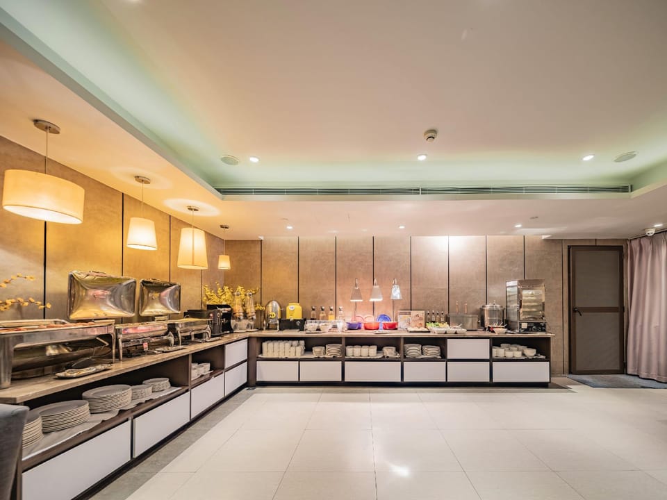 Home Inn Plus Chengdu East Railway Station Chengyu Interchange Metro Station Hotel in Chengdu