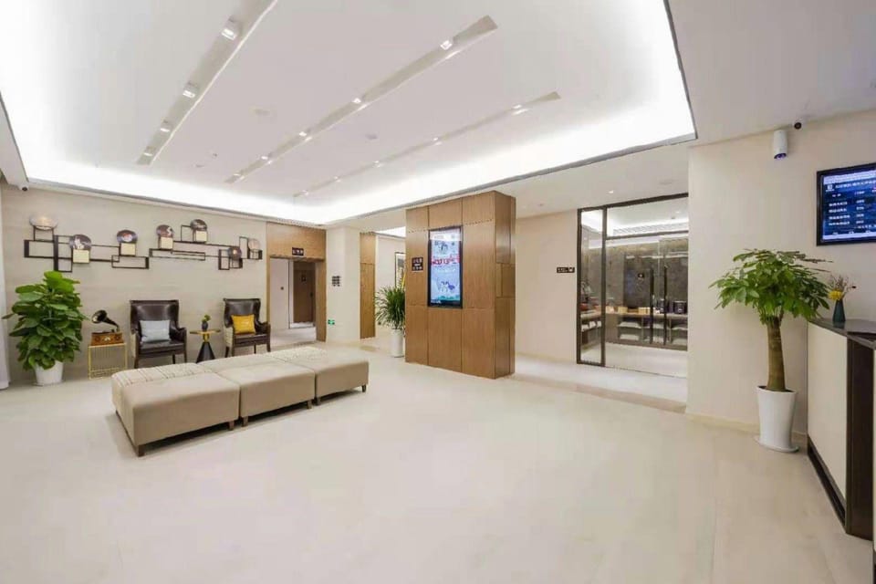 Home Inn Plus Chongqing Daping Longhu Times Tianjie Hotel in China