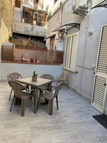 Gold House Hotel in Naples