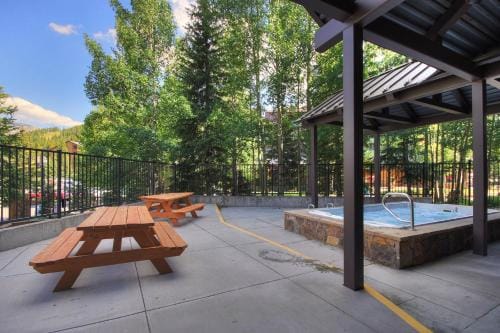 MP506H Mountain Plaza Hotel Room Hot Tub Hotel Room Hotel in Copper Mountain