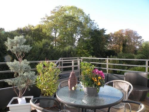 Chambre cooconing salon avec canape convertible Hotel in Rouen