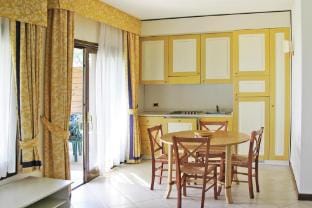 Front Lake Resort Le Corti del Lago, Padenghe Hotel in Lake Garda