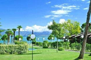 Front Lake Resort Le Corti del Lago, Padenghe Hotel in Lake Garda