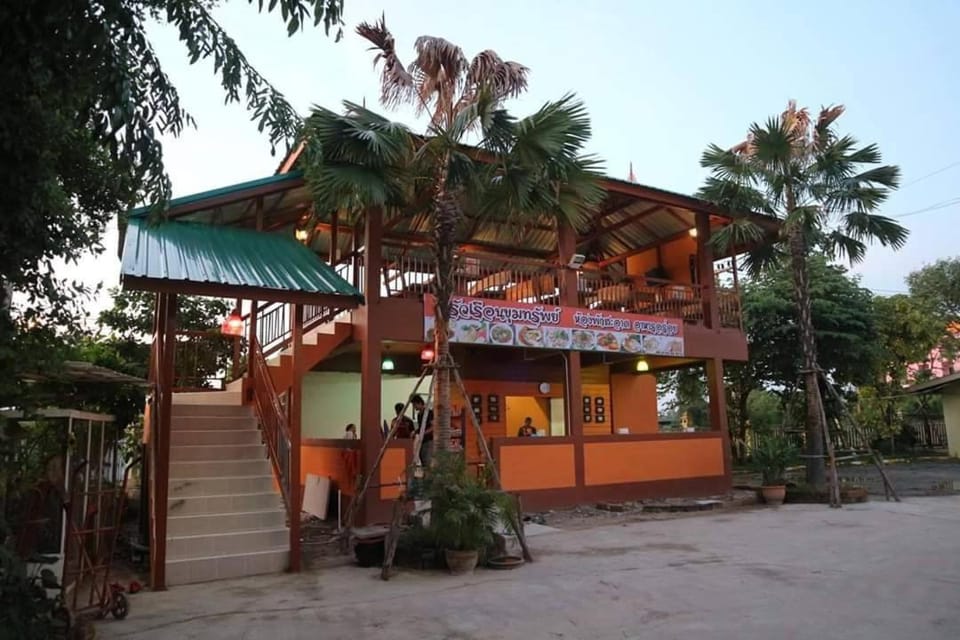 โรงแรมเรือนขุมทรัพย์ Hotel in Laos