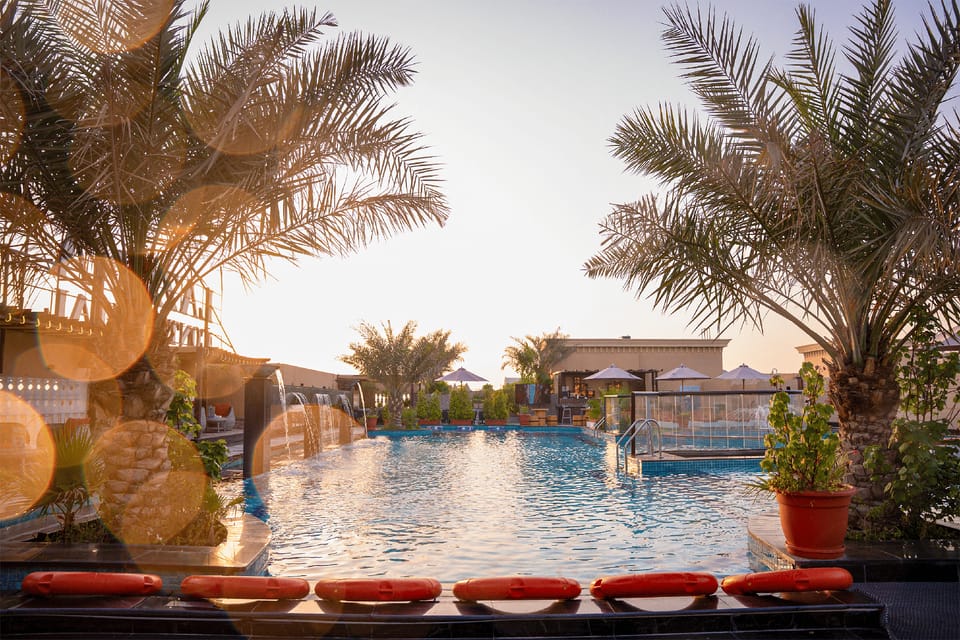 Swimming pool [outdoor]