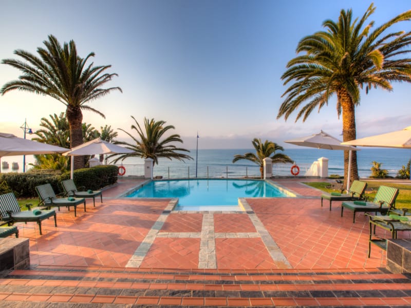 Swimming pool [outdoor]