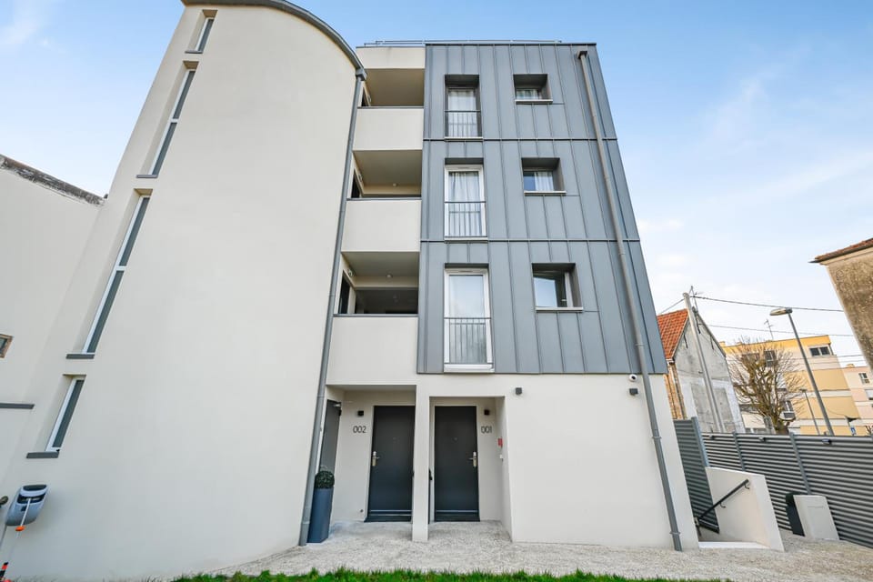 JIJI Suites Hotel in Île-de-France