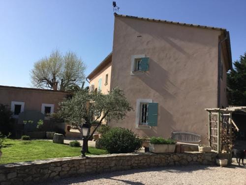 Cigales sous oliviers Hotel in Arles