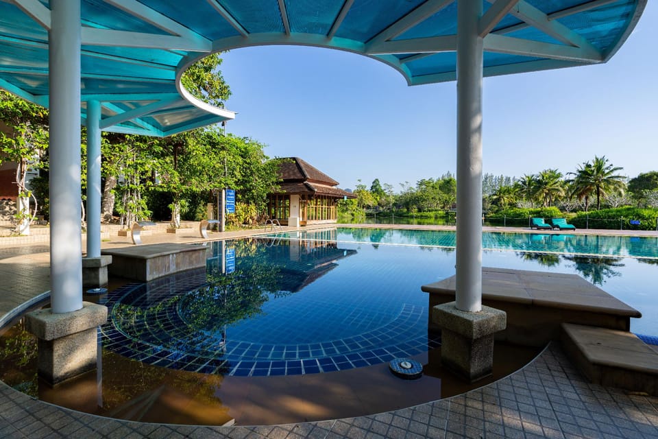 Swimming pool [outdoor]