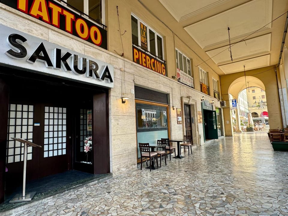 Affittacamere THE SHUTTLE Hotel in Livorno
