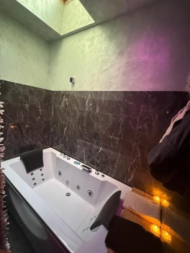 Love Room Jacuzzi Hotel in Lyon