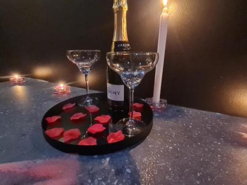 Love Room Jacuzzi Hotel in Lyon