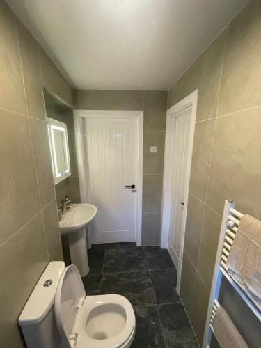 Farsley guest room seperate entrance with double bedroom and private shower room Hotel in Leeds