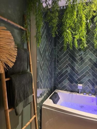Jungle Fever , evasion nature et balneo Hotel in Hauts-de-France