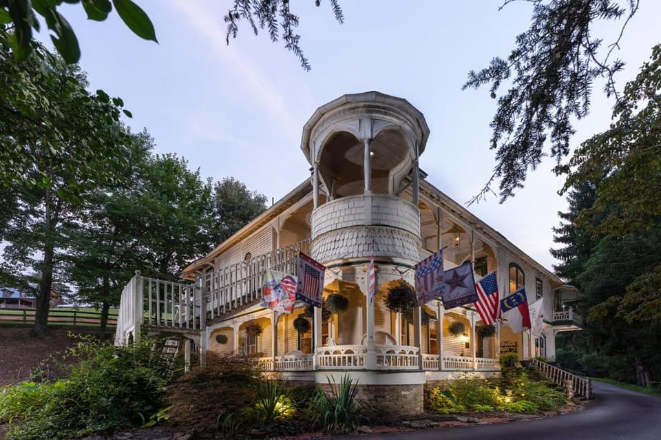 Engadine Inn and Cabins Hotel in Upper Hominy