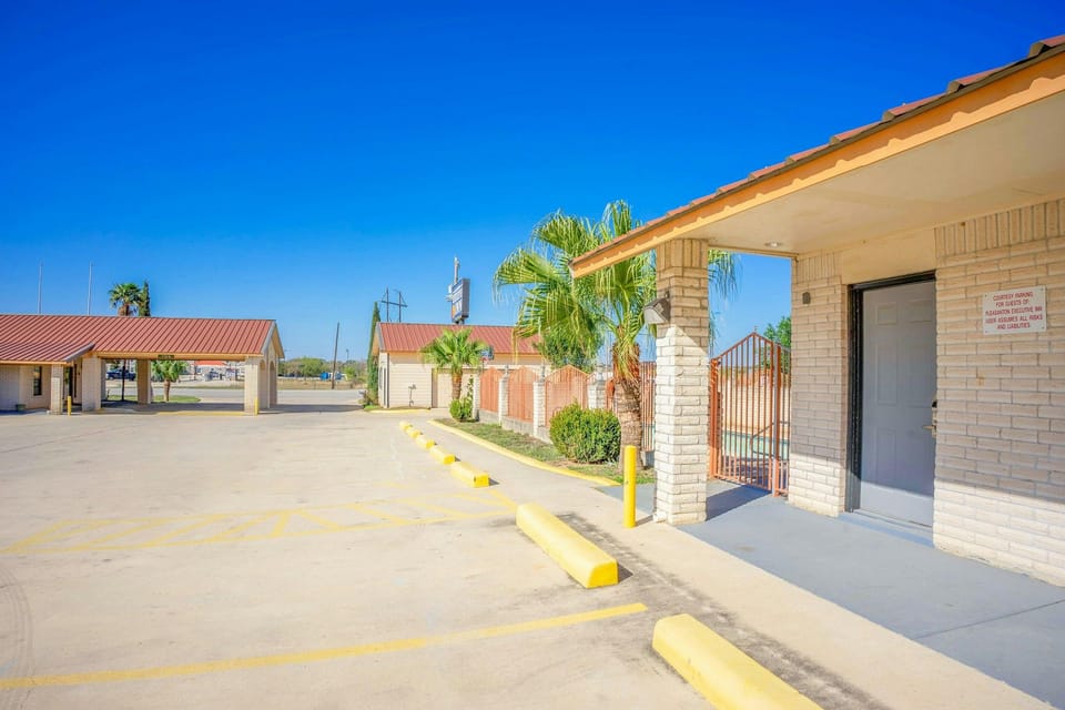 Pleasanton Executive Inn By OYO Hotel in Rio Grande