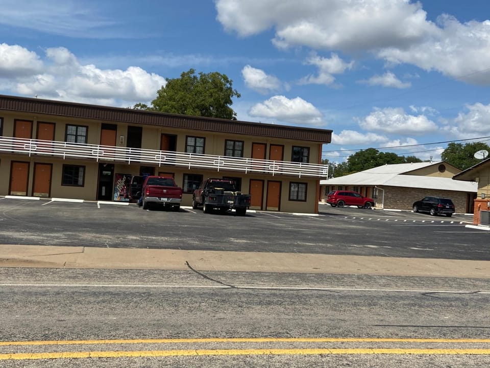 Redbud Inn Motel in Rio Grande
