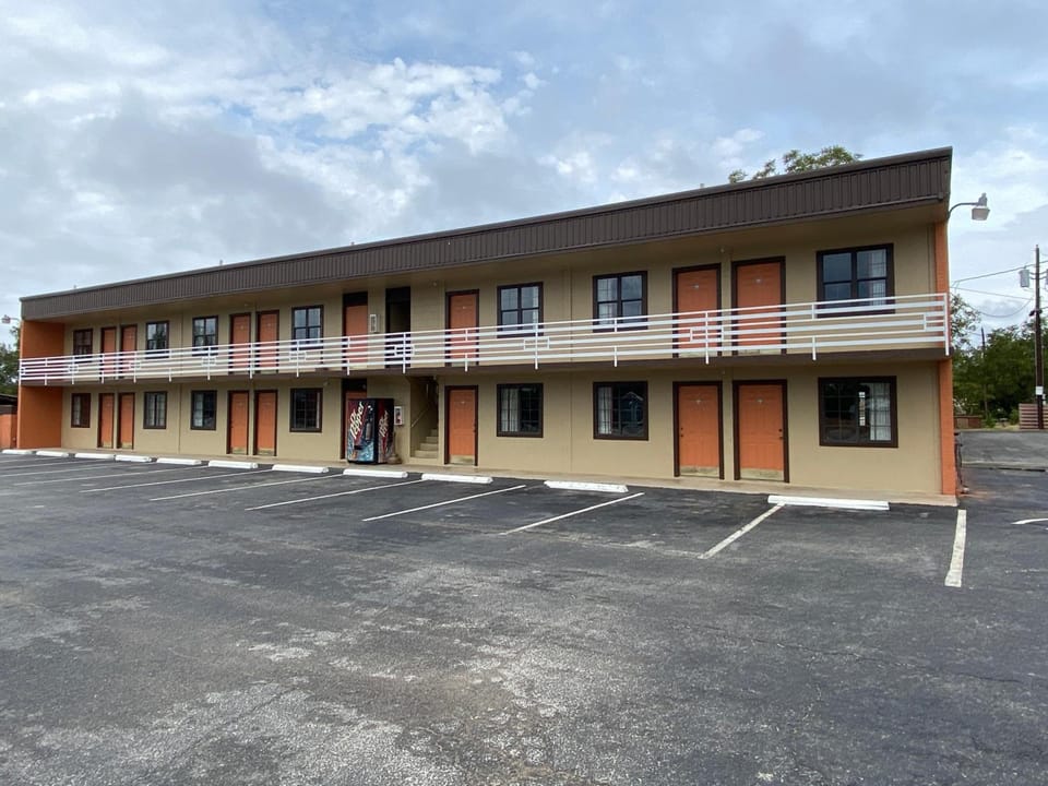 Redbud Inn Motel in Rio Grande