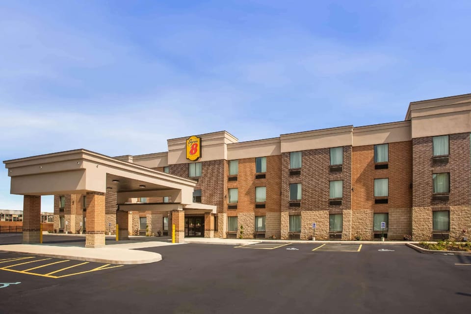 Super 8 by Wyndham St. Louis North Hotel in Saint Louis