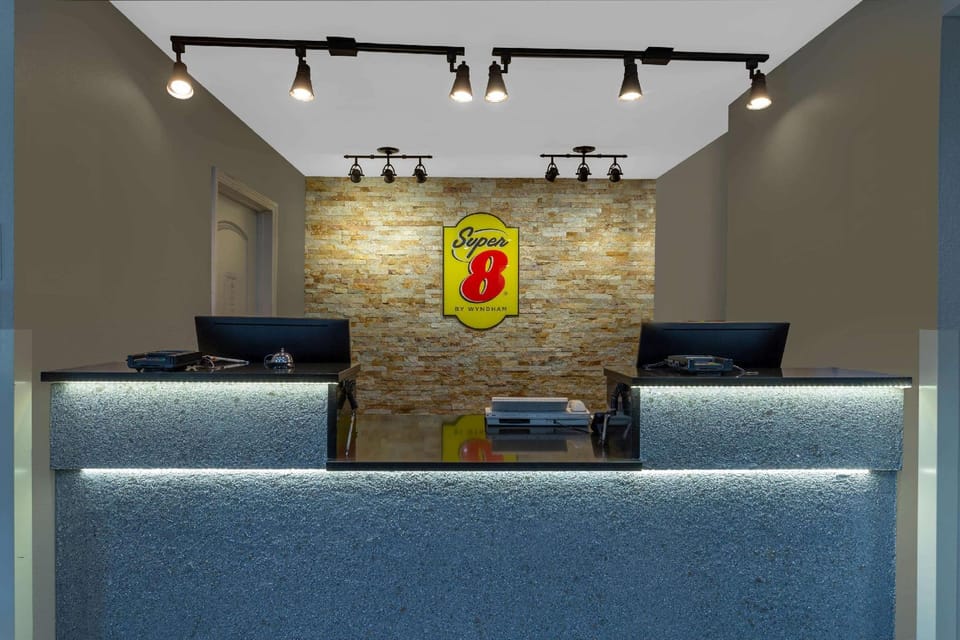 Super 8 by Wyndham South Holland Hotel in Indiana