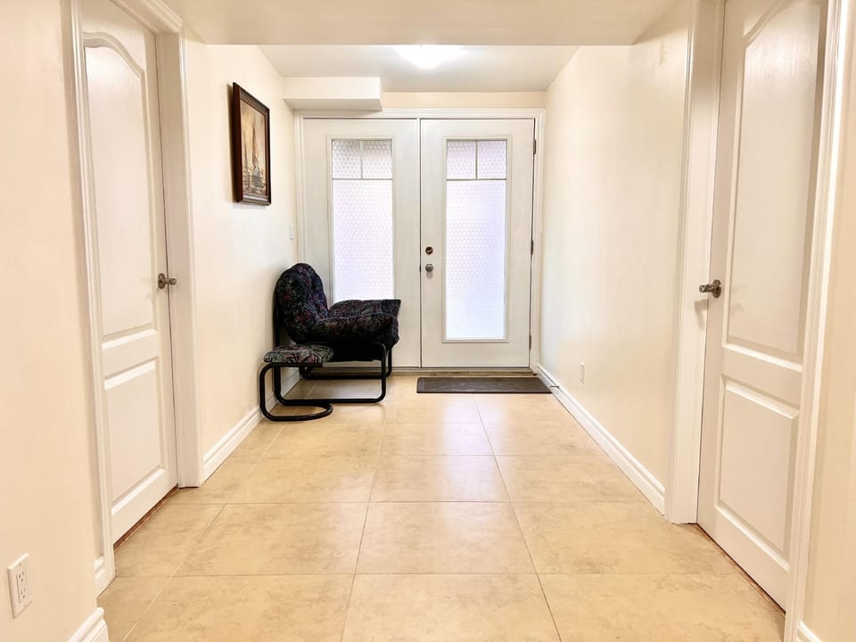 Cozy Above-Ground Bright Rooms Hotel in Richmond Hill
