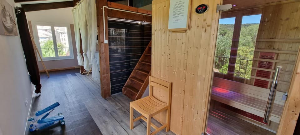 Logis Hotels Le Saint Marc Hotel in Provence-Alpes-Côte d'Azur
