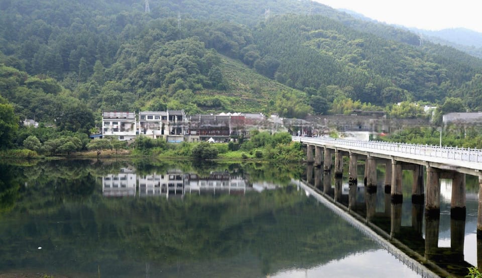 Peach Blossom Water Music Inn Hotel in Zhejiang