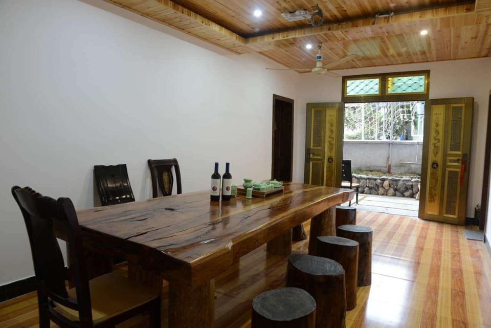 Guyan Huaxiang Riverside Homestay Hotel in Zhejiang