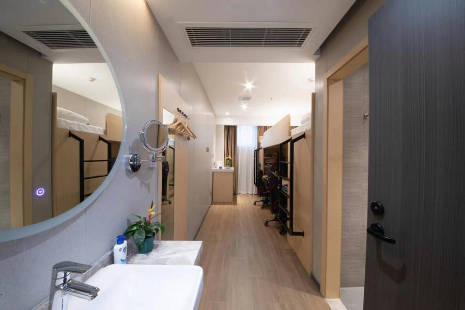 Pisces Premium Esports Hotel (Software Avenue Metro Station Branch) Hotel in Nanjing