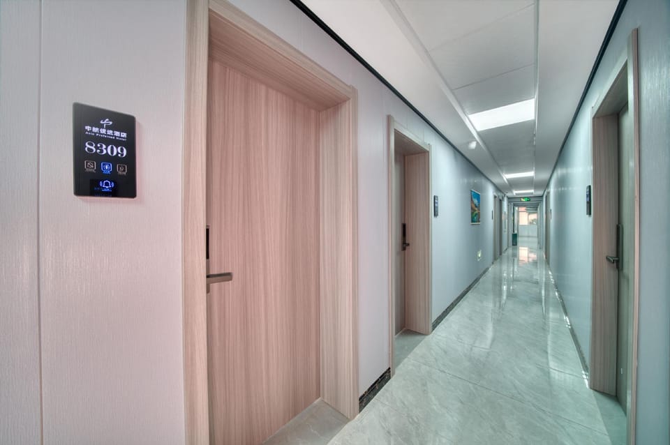 Zhonghang Youxuan Giant Screen Arcade Hotel (Sijiqing Clothing Market Branch) Hotel in Hangzhou