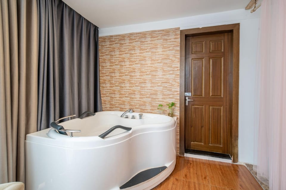 Ruibo Luxury Four Seasons Hotel (Jiangdu Mall Branch) Hotel in Jiangsu