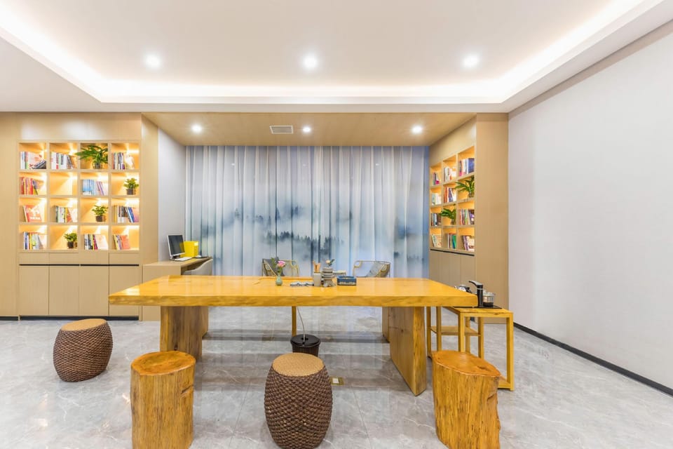 Huaju Yashe Hotel (Huzhou Dongwu Yintai City Branch) Hotel in Suzhou