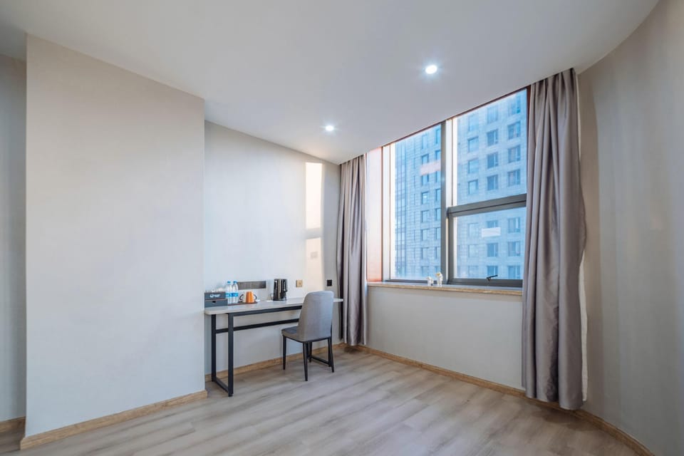 Muze Cinema Hotel (Shaoxing Paojiang Agricultural and Commercial College Branch) Hotel in Hangzhou