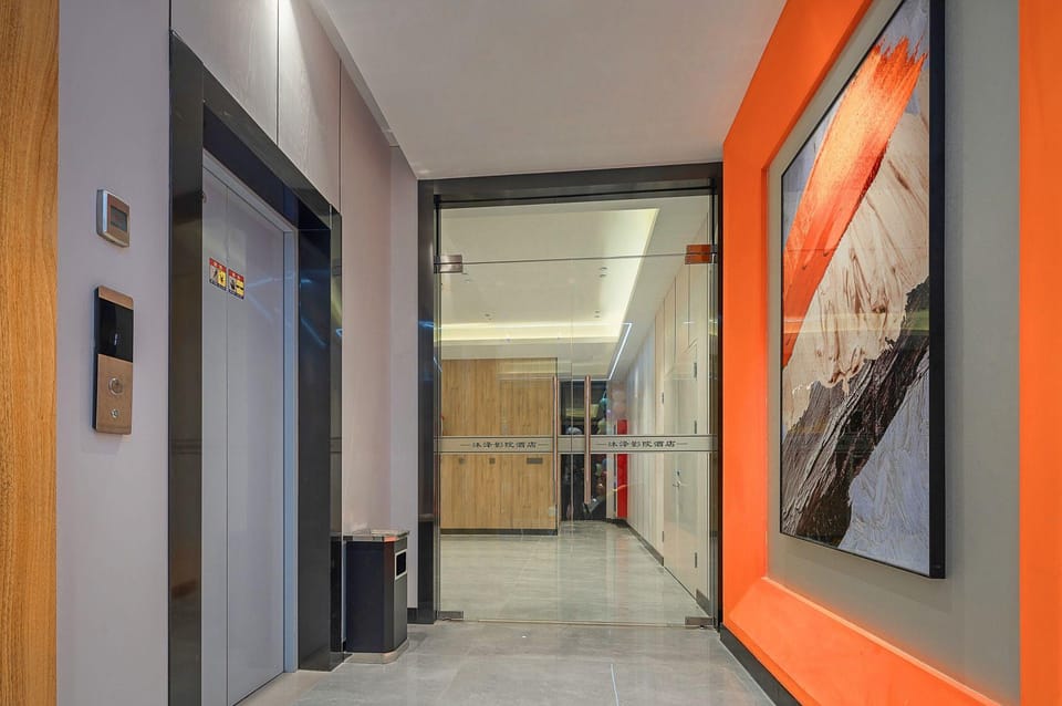 Muze Cinema Hotel (Shaoxing Paojiang Agricultural and Commercial College Branch) Hotel in Hangzhou