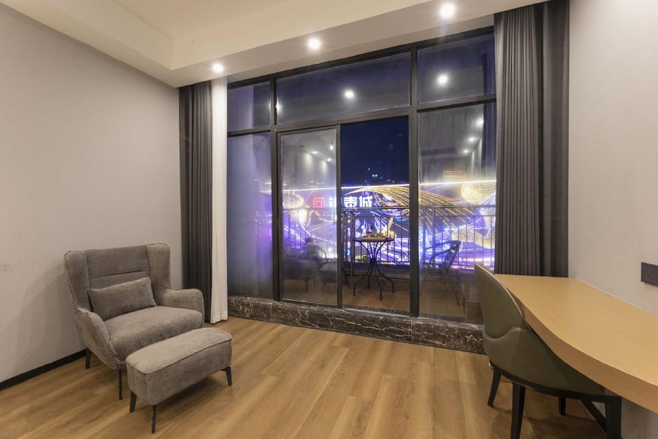 Huaju Yashe Hotel (Huzhou Aishan Square Yishang Street Branch) Hotel in Suzhou