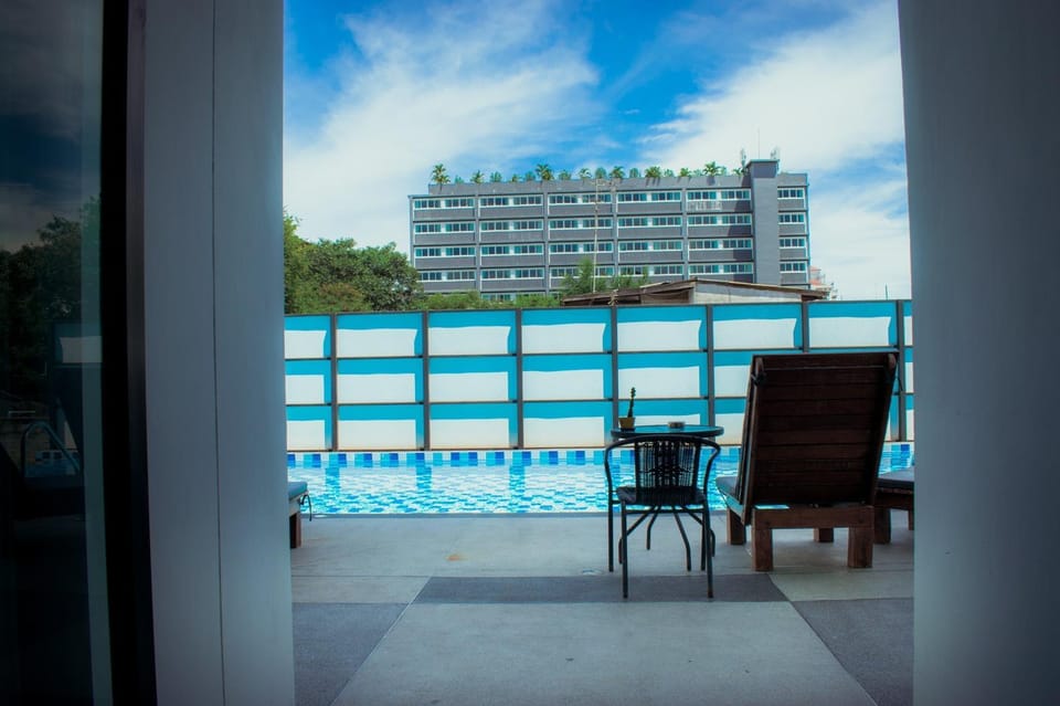 Swimming pool [outdoor]