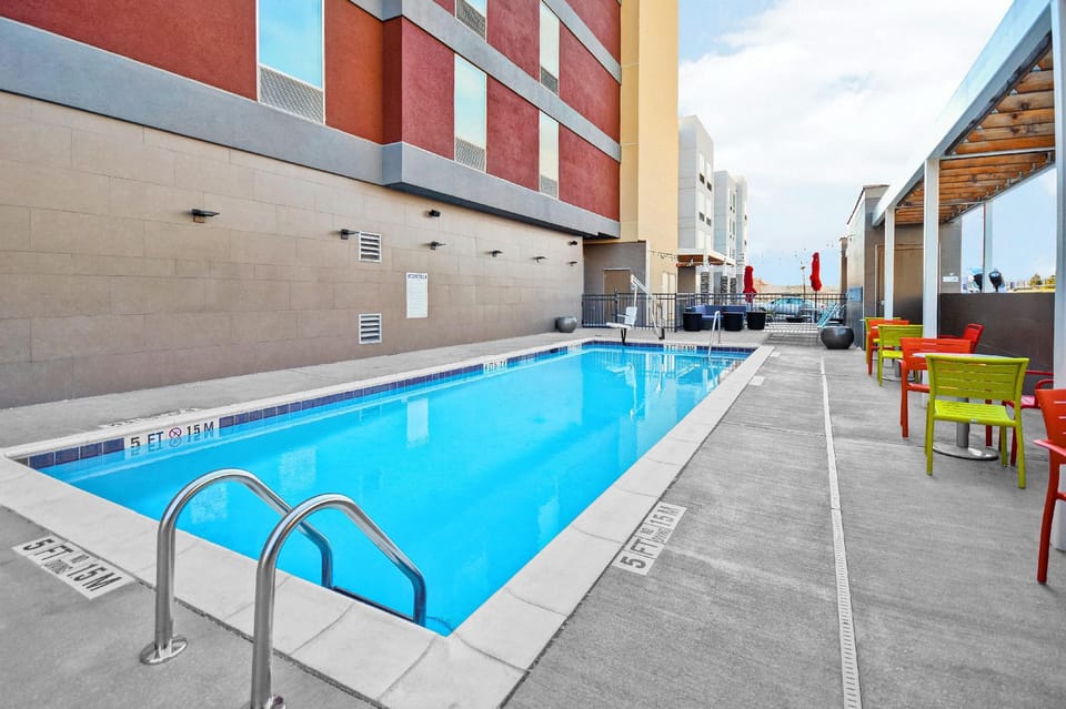Swimming pool [outdoor]