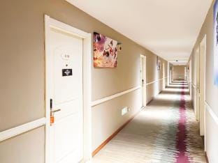 Yaxin Electric Sports Hotel (Shanghai Jiangqiao Wanda Plaza) Hotel in Shanghai