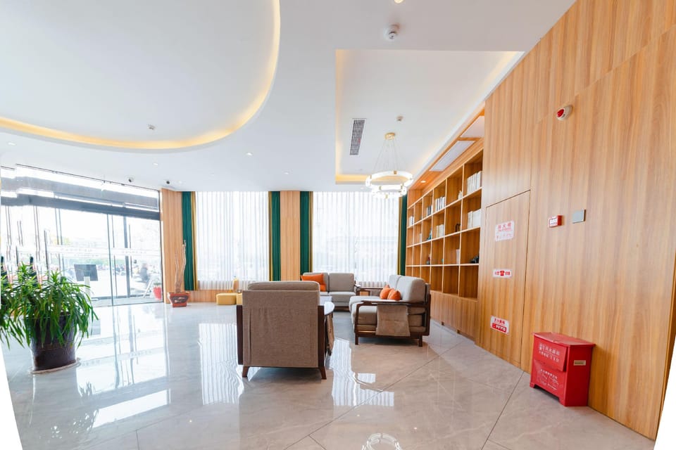 Platinum Bay Holiday Hotel (Wuhu Nanling Riverside Park Branch) Hotel in Zhejiang