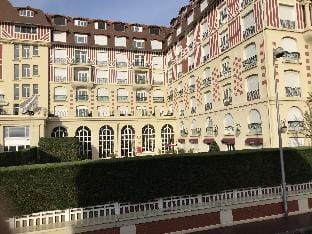 LE ROYAL, a high standard flat in sweet Deauville Hotel in Deauville