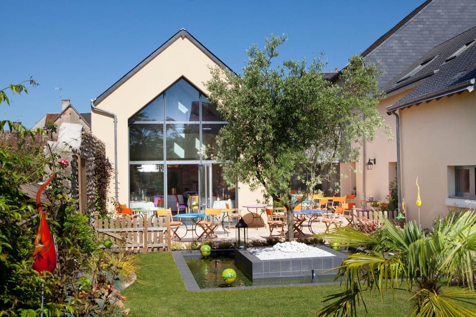 Logis hotel O en Couleur Hotel in Centre-Val de Loire