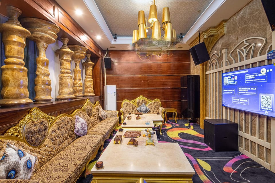 Hengdian East Magnetic Building Hotel in Zhejiang