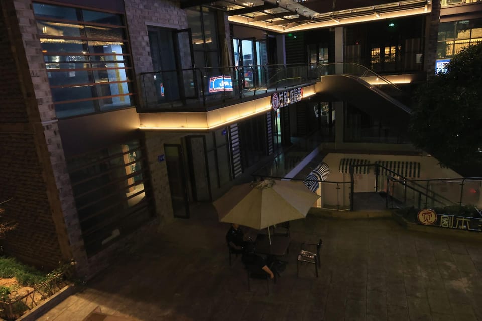 I built my hut at the Human Realm Inn Hotel in Zhejiang