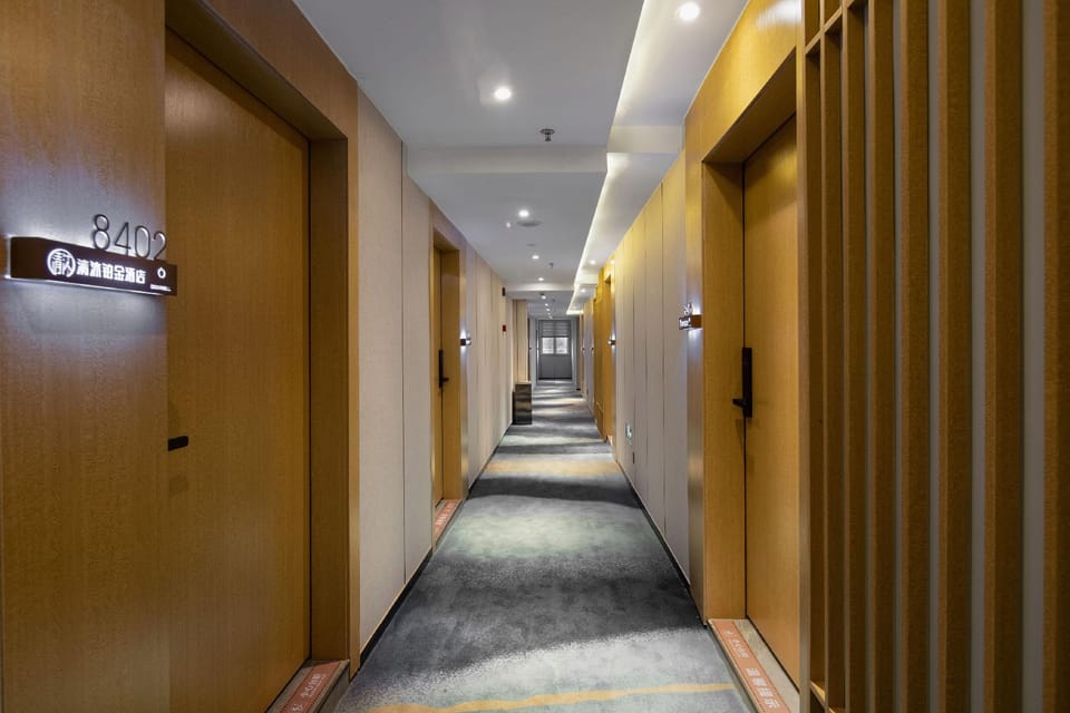 Qingmu Platinum Hotel (Nanjing Mochou Lake Park Dashi Chating Metro Station Branch) Hotel in Nanjing
