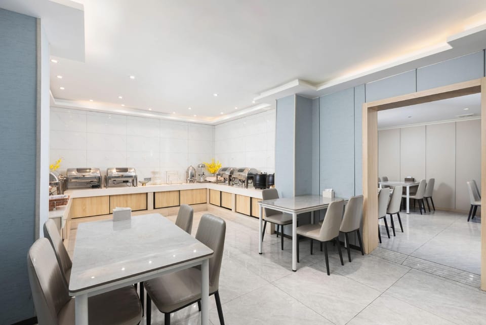 Qingmu Platinum Hotel (Nanjing Mochou Lake Park Dashi Chating Metro Station Branch) Hotel in Nanjing